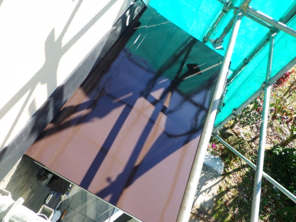 玄関屋根の中塗り塗装終了です