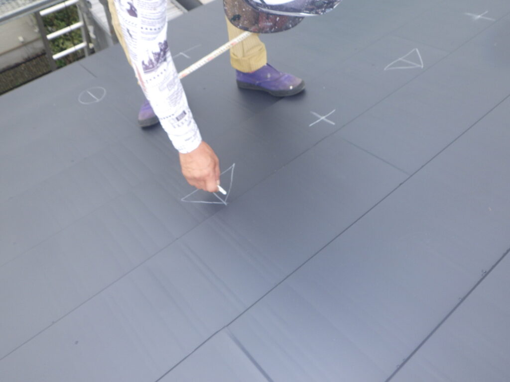 太陽光パネル取り付けの墨出し中です