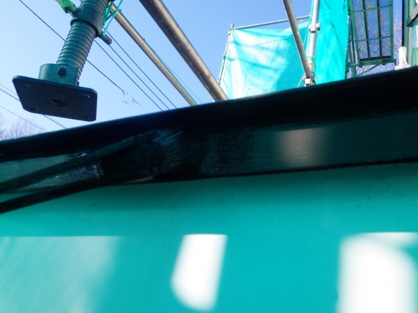 玄関屋根の上塗り塗装終了です