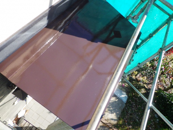 玄関屋根の上塗り塗装終了です
