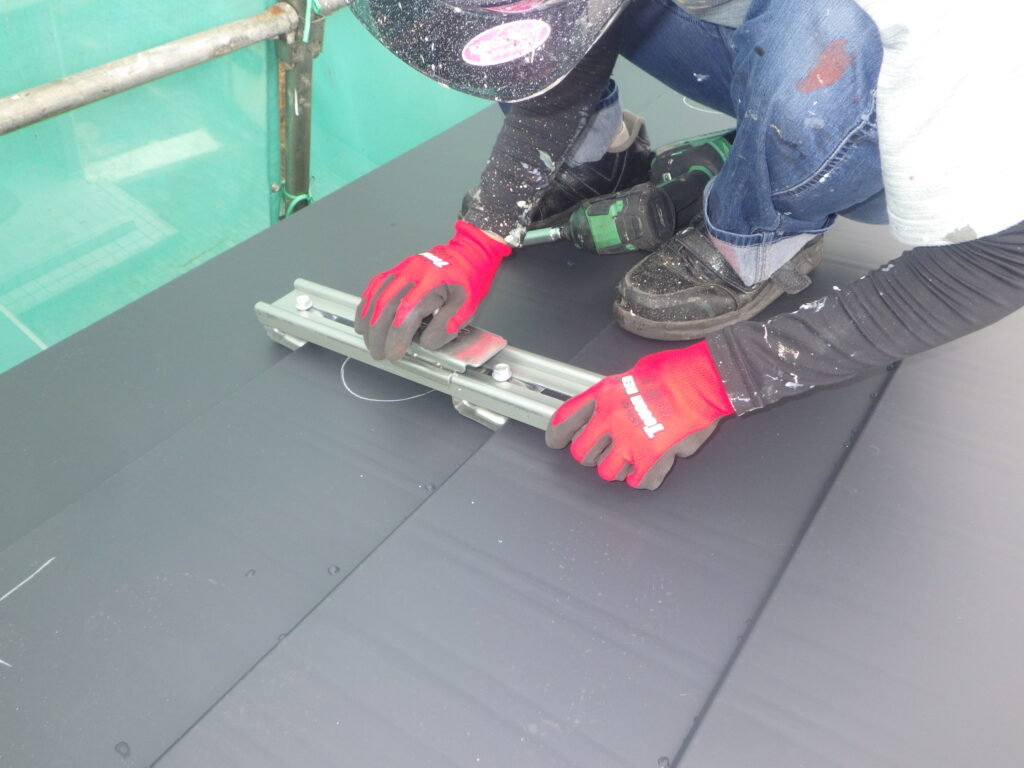 端部ベースの取り付け中です