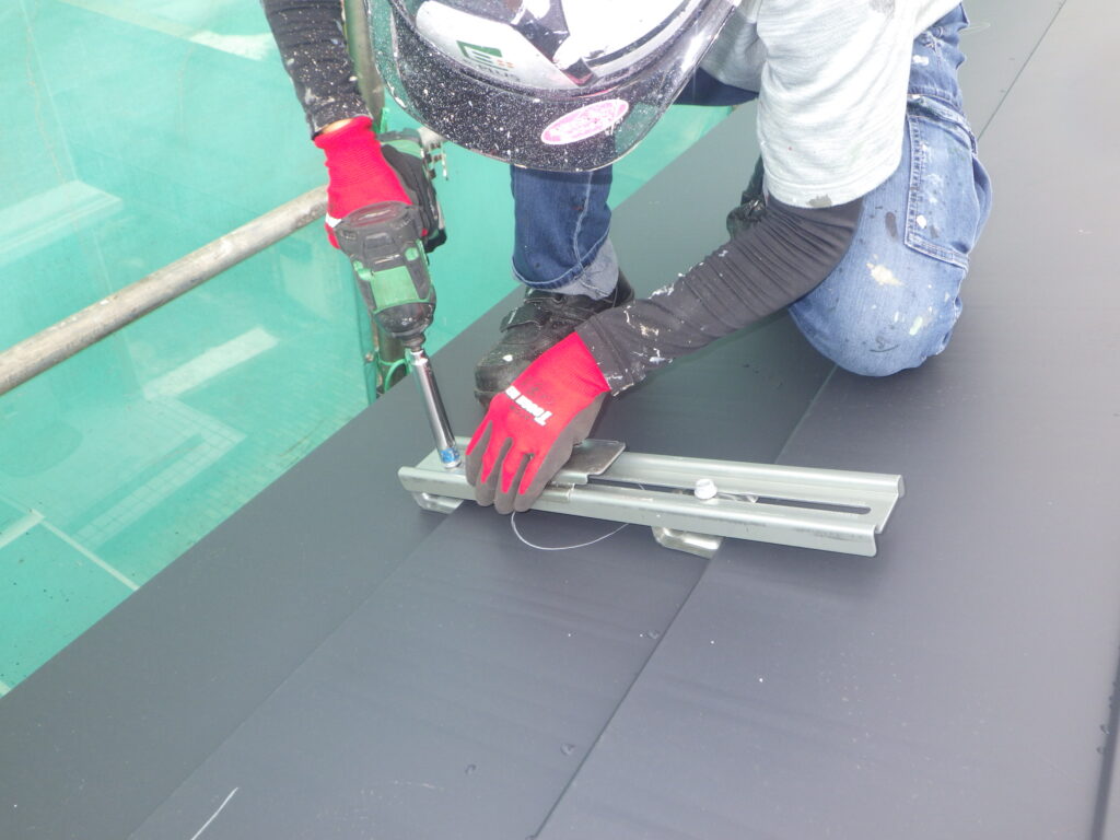 端部ベースの取り付け中です