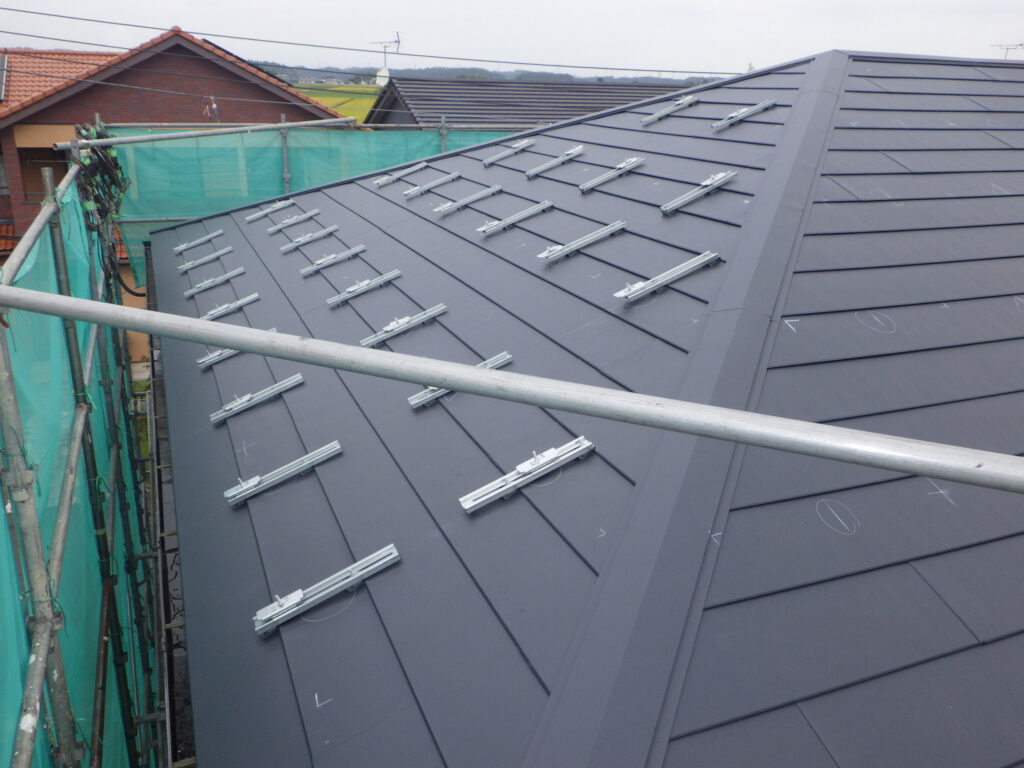 中間と端部ベースの取り付けが終了しました