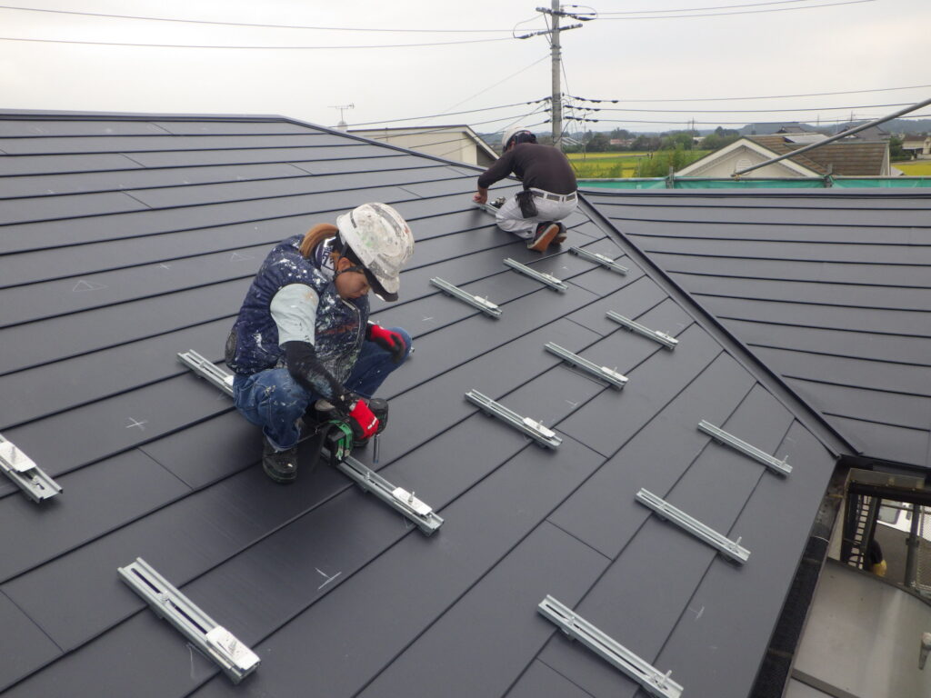 中間　ベースの取り付け中です