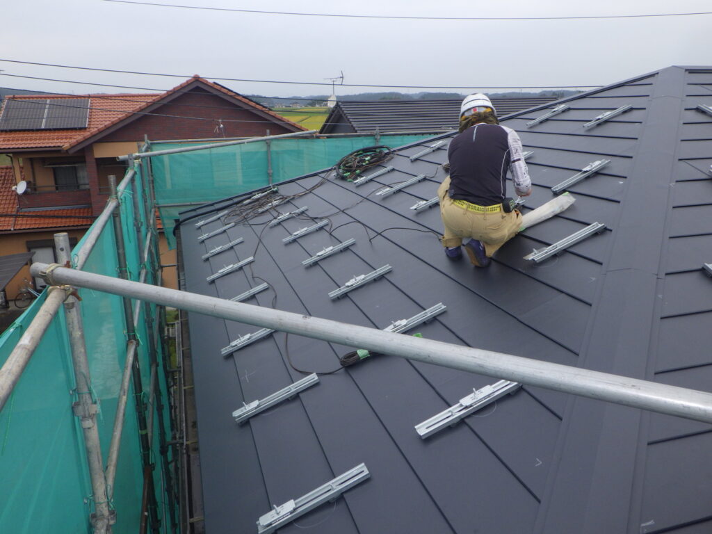 太陽光パネルの配線中です