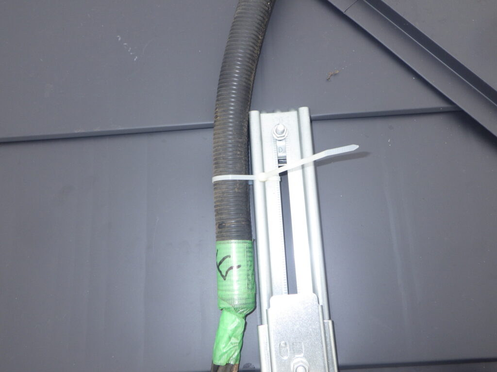 太陽光パネルの配線中です