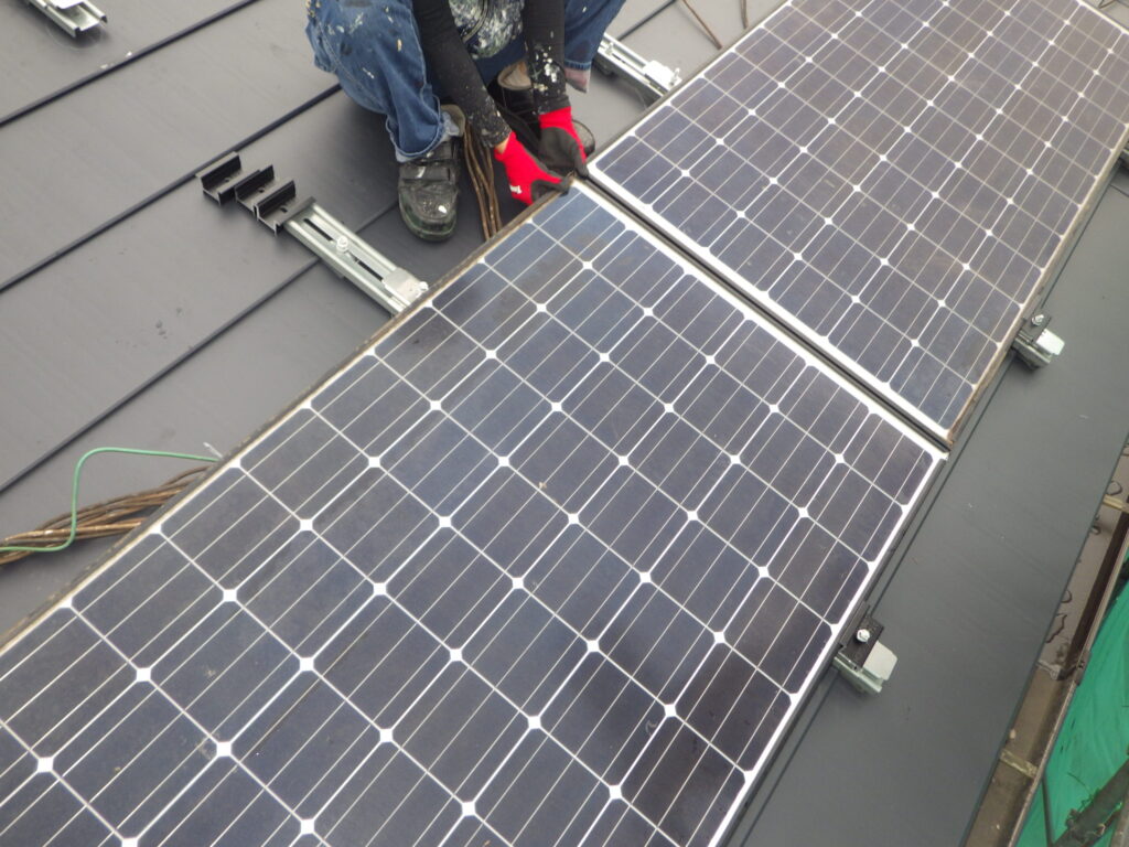太陽光パネルの取り付け中です