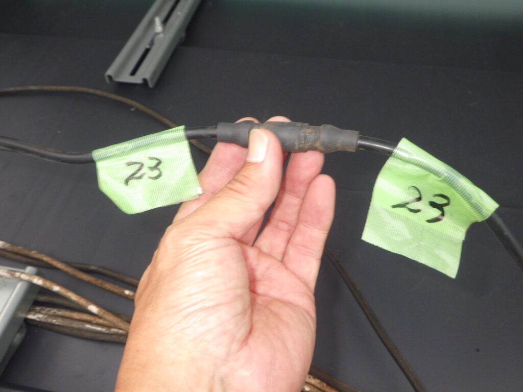 太陽光パネルの配線中です