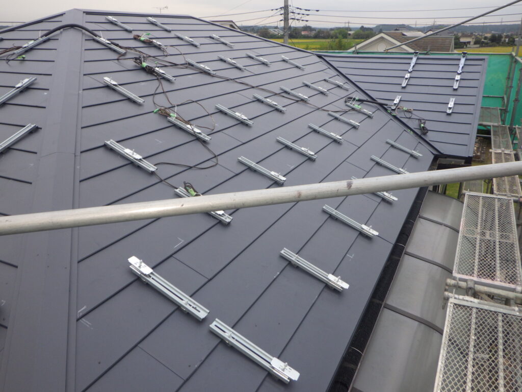 太陽光パネルの配線中です