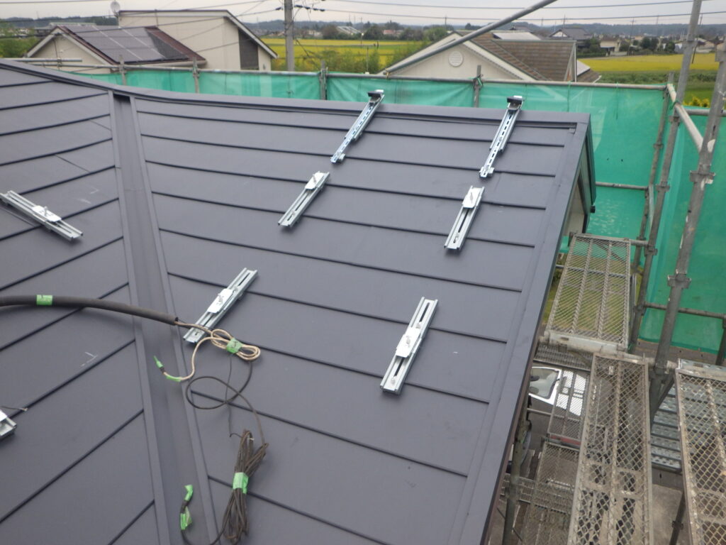 端部と中間ベースの取り付け終了です