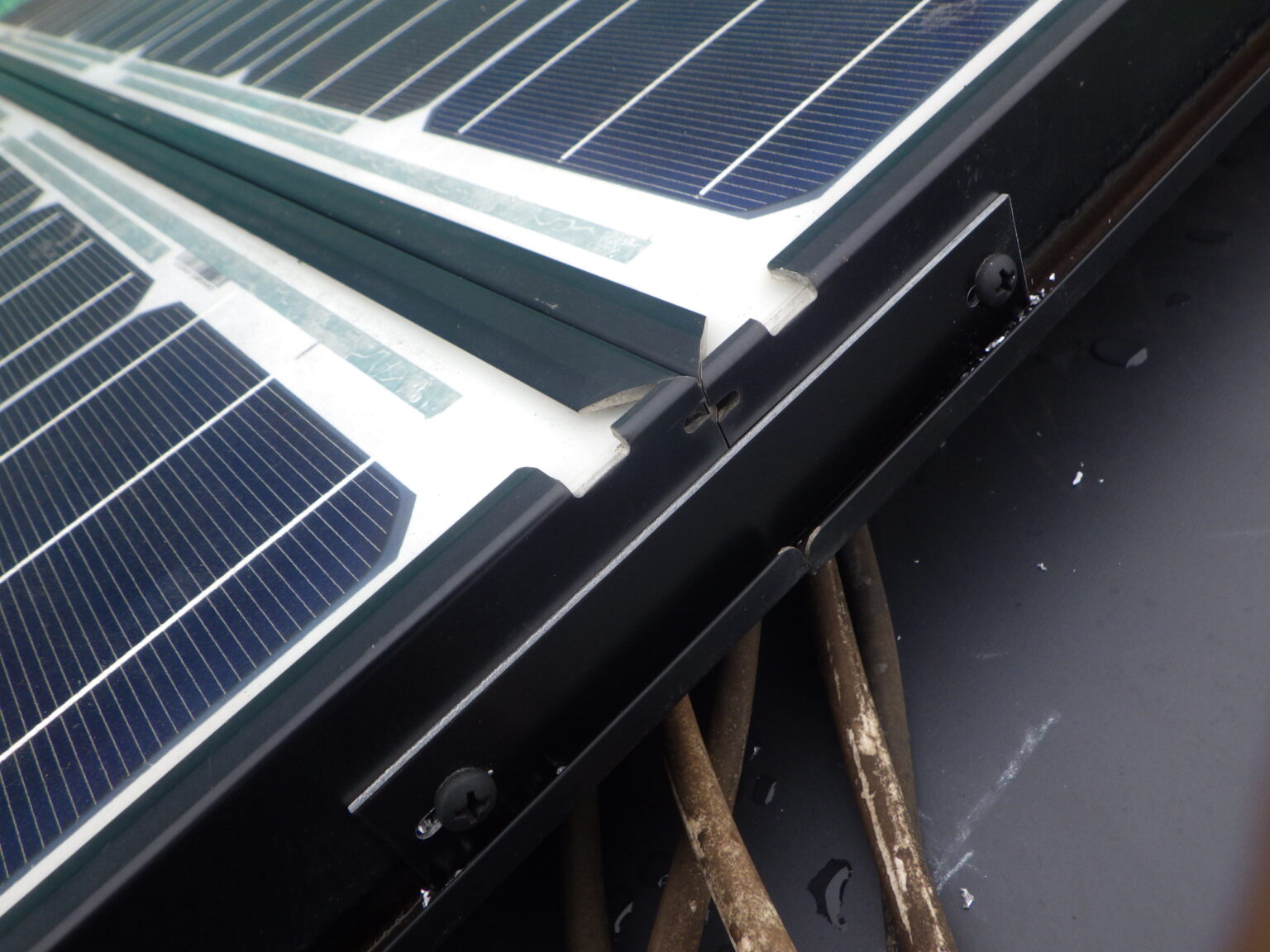 アースプレートの取り付け終了です