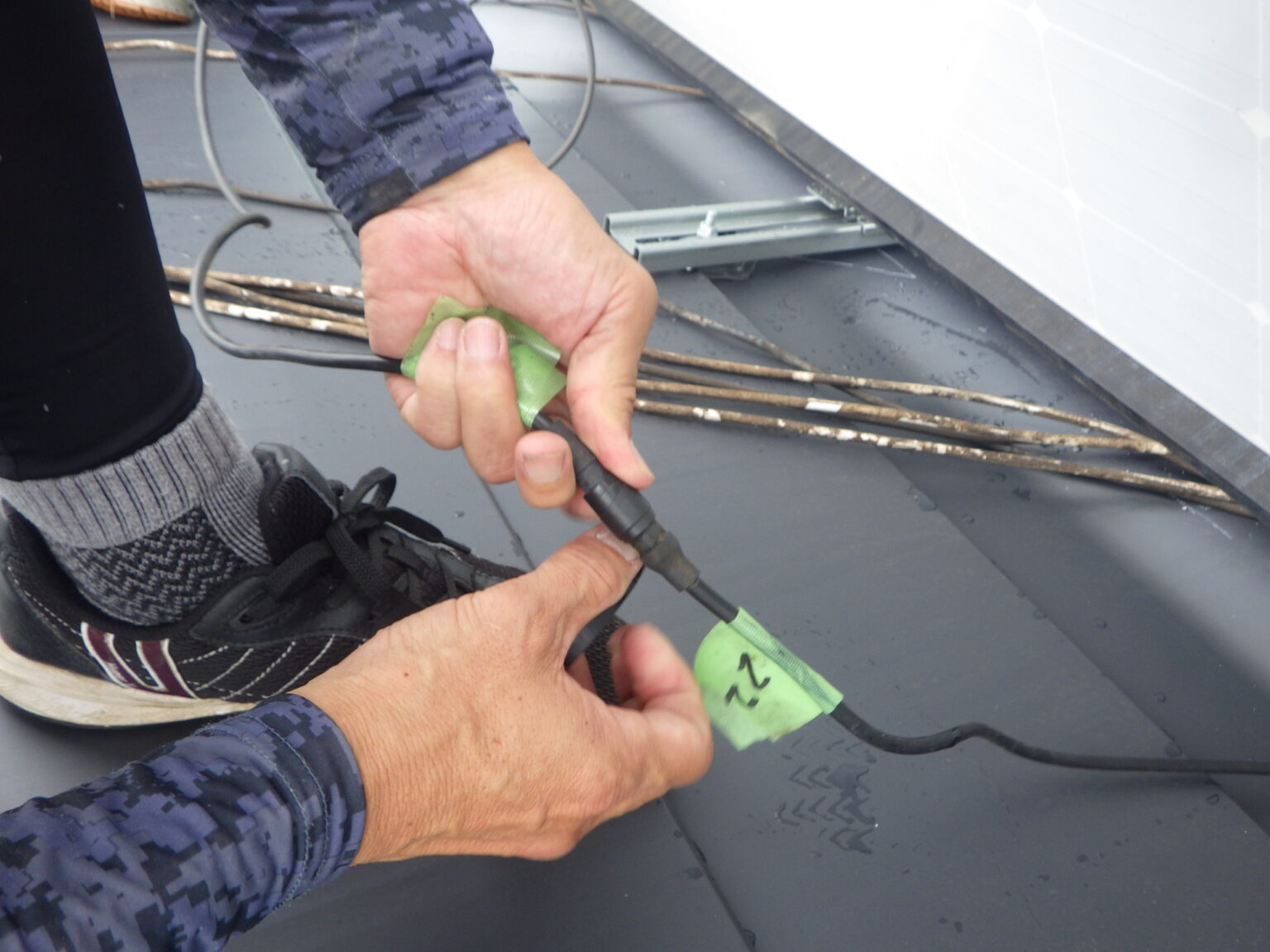 配線を繋ぎます