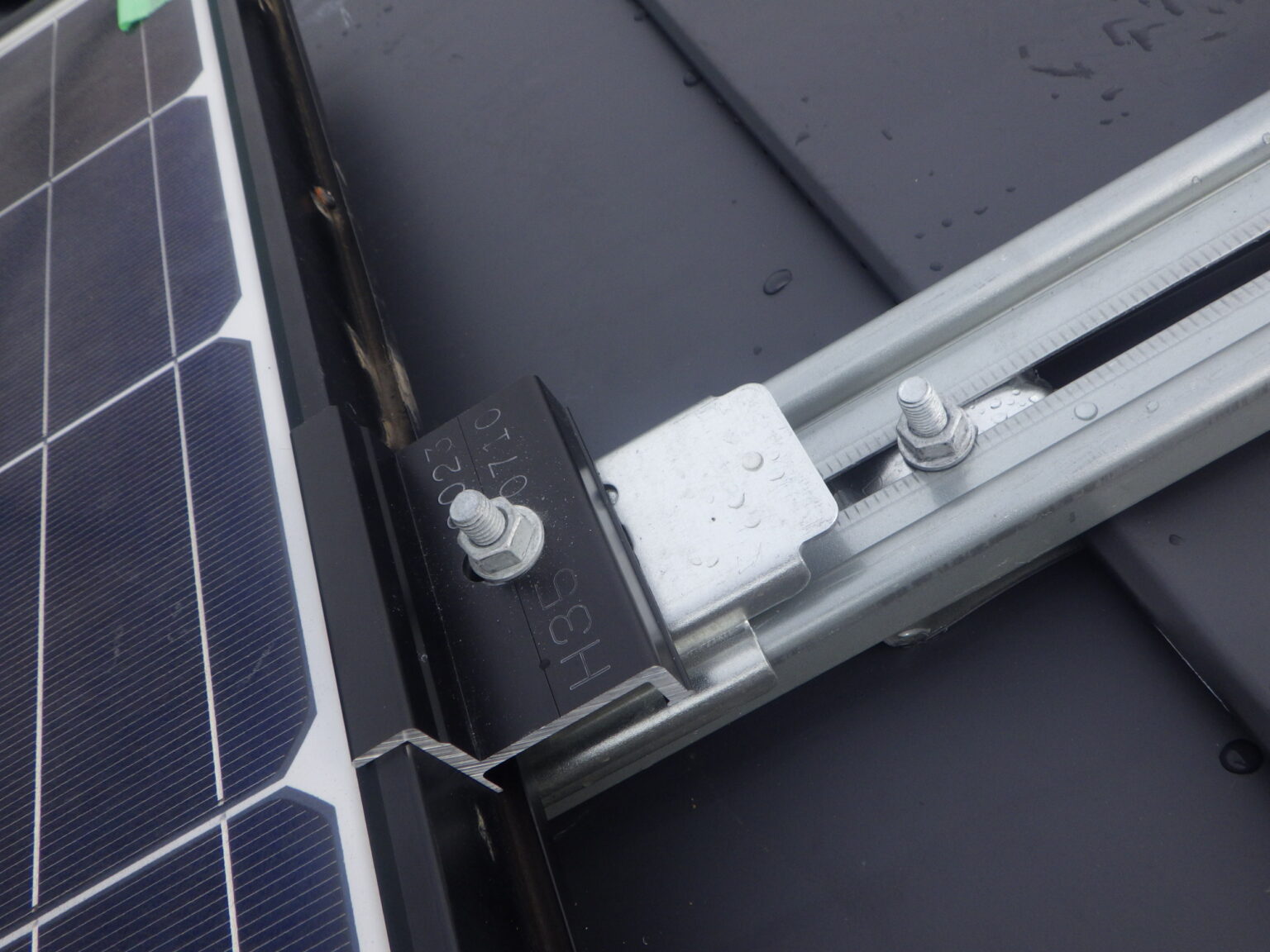 端部金具を取り付け固定です