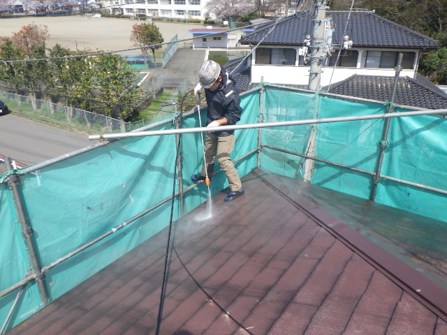 屋根の高圧洗浄中です