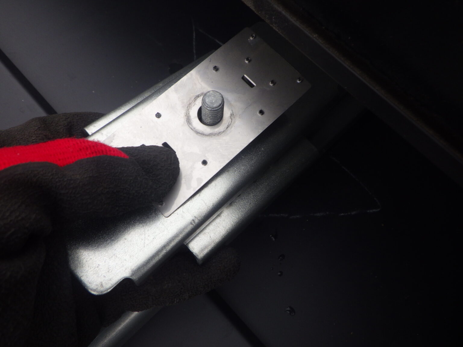 中間金具の取り付け中です