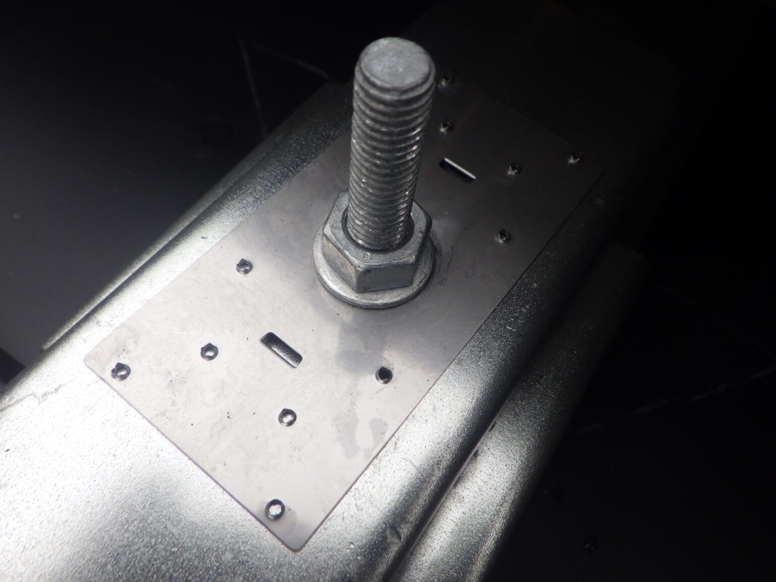 中間金具の取り付け中です