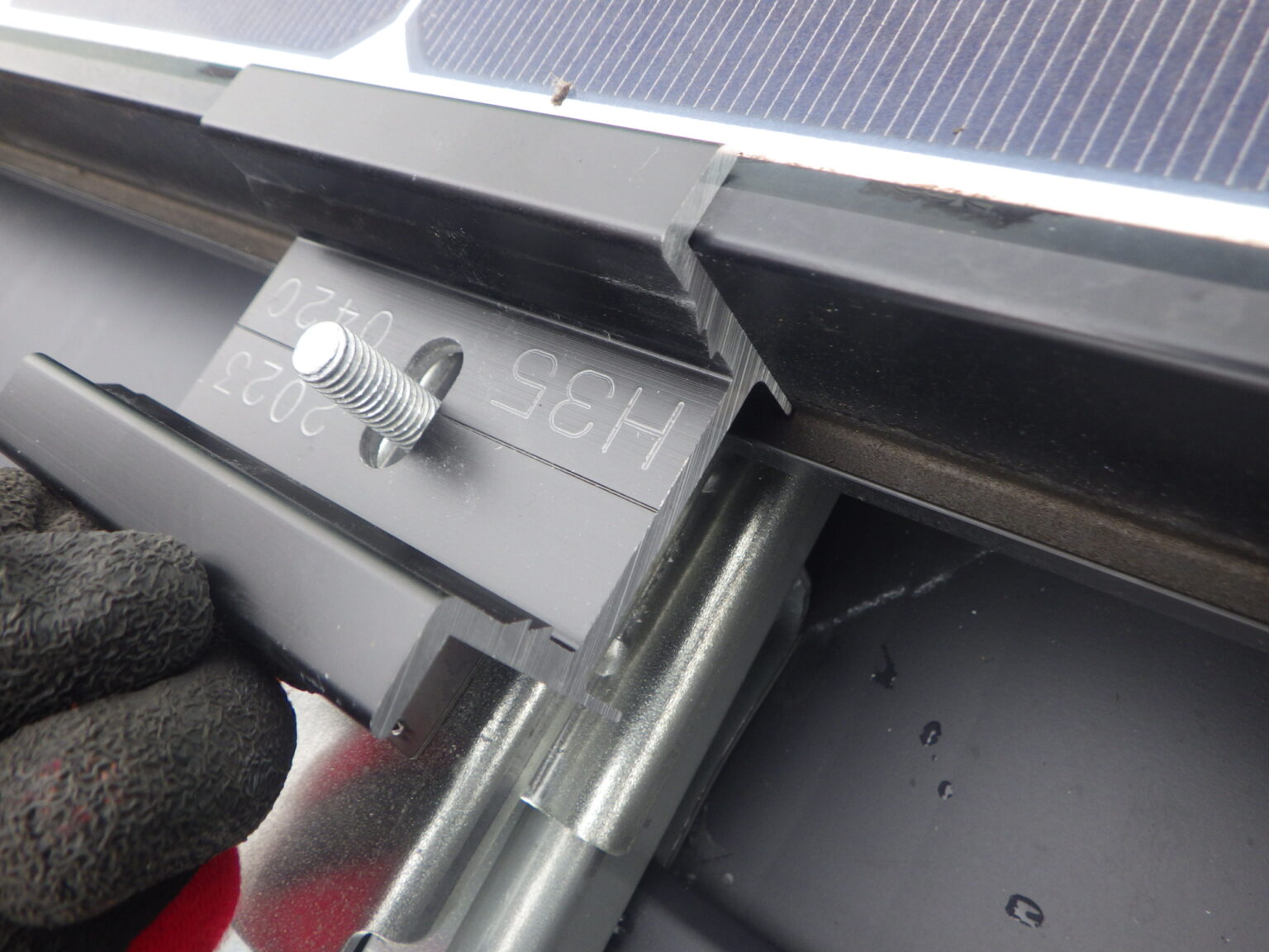 中間金具の取り付け中です