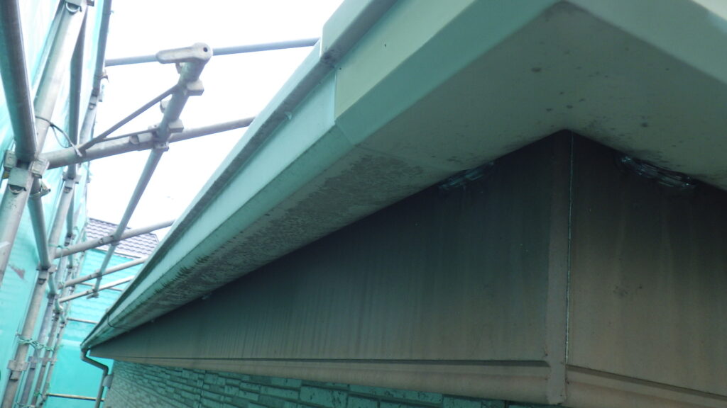 洗浄前の雨樋の状態です