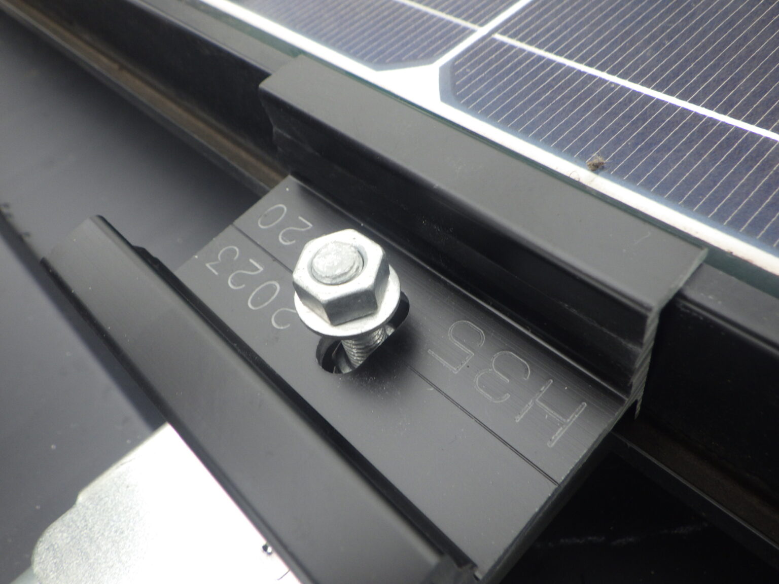 中間金具の取り付け中です