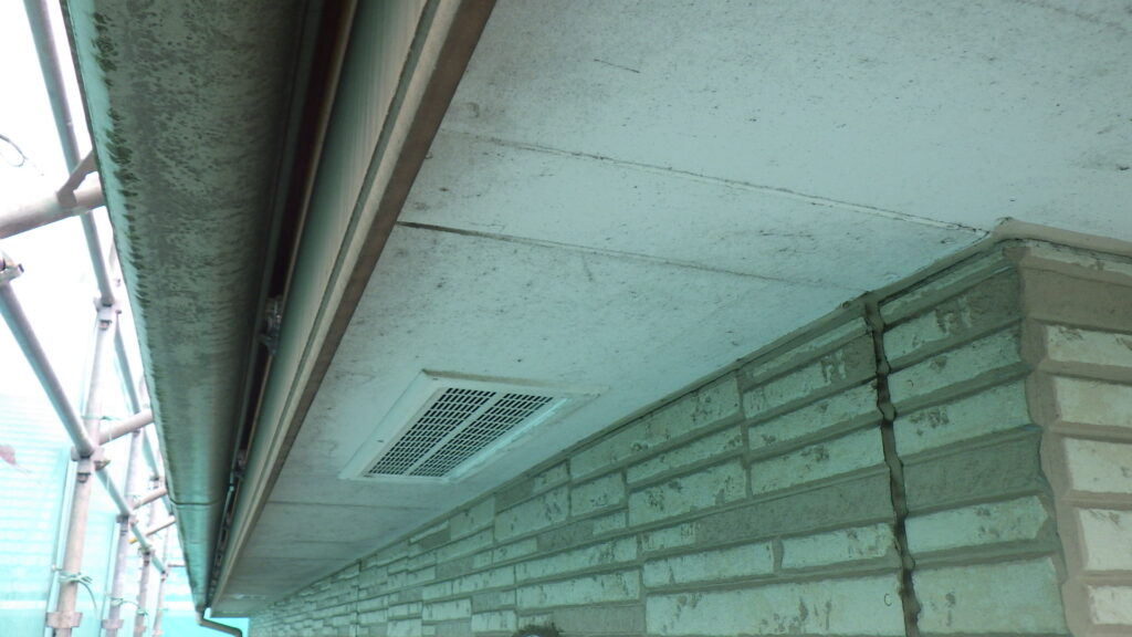 洗浄前の軒天の状態です