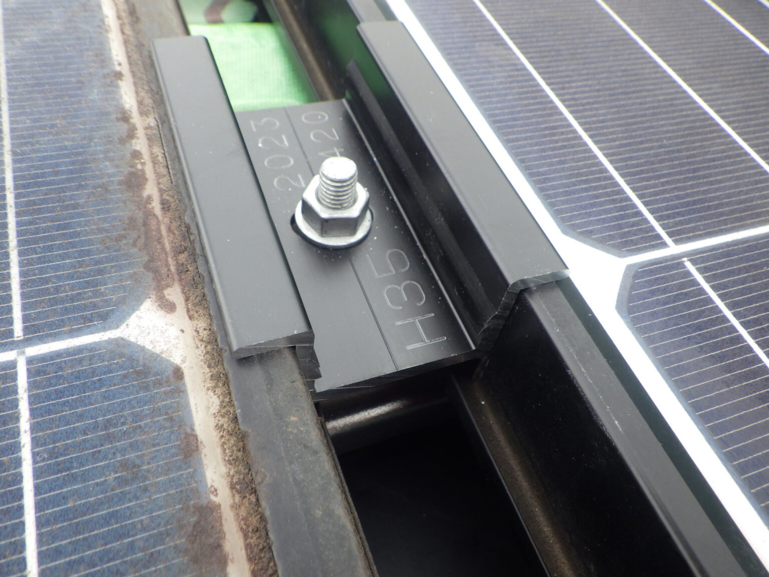 中間金具の取り付け中です