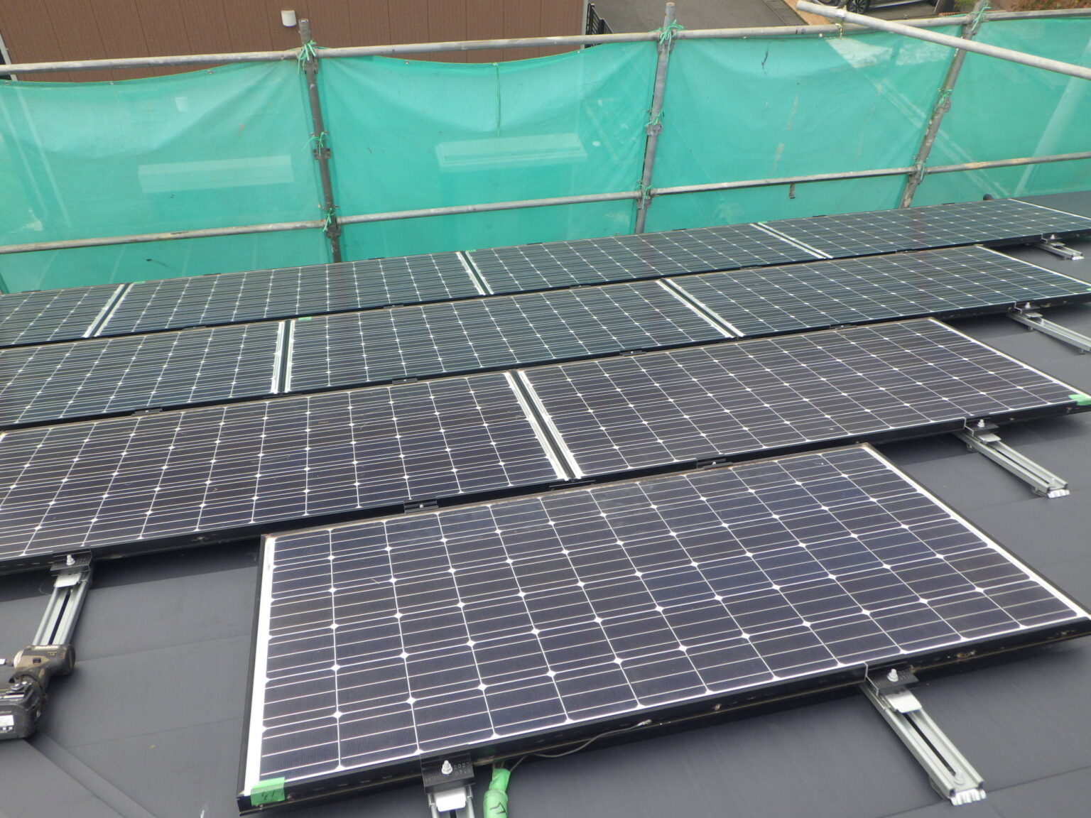 西面の取り付けが終了しました