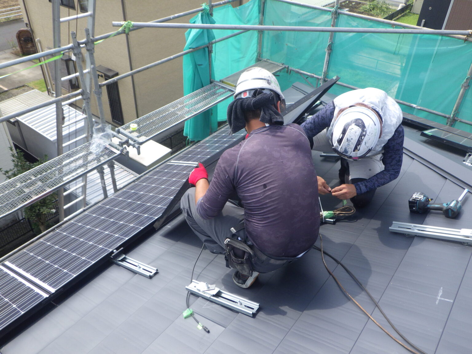 南面の取り付け中です