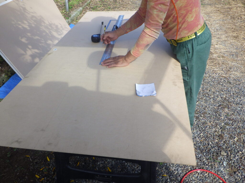 化粧べニアの加工中です