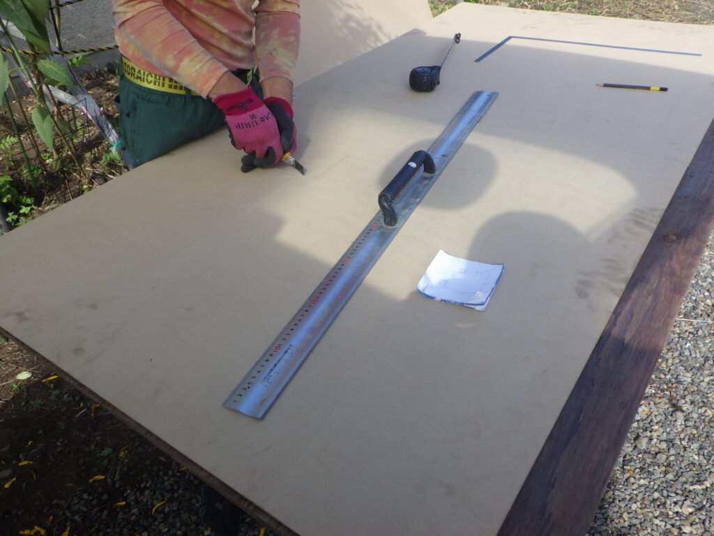 化粧べニアの加工中です