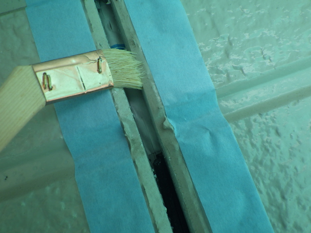 プライマーの塗布中です