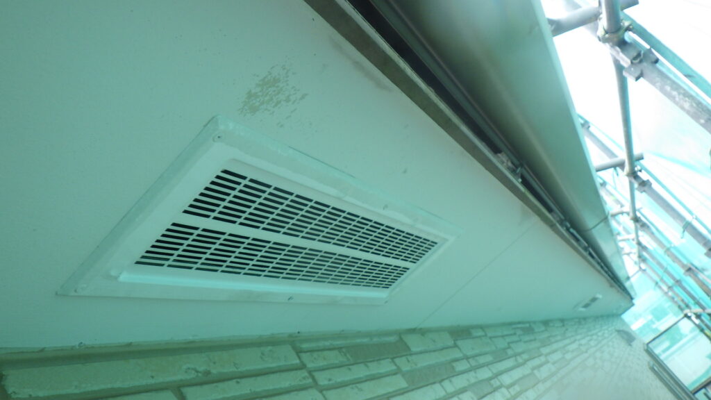 高圧洗浄後の軒天の状態です