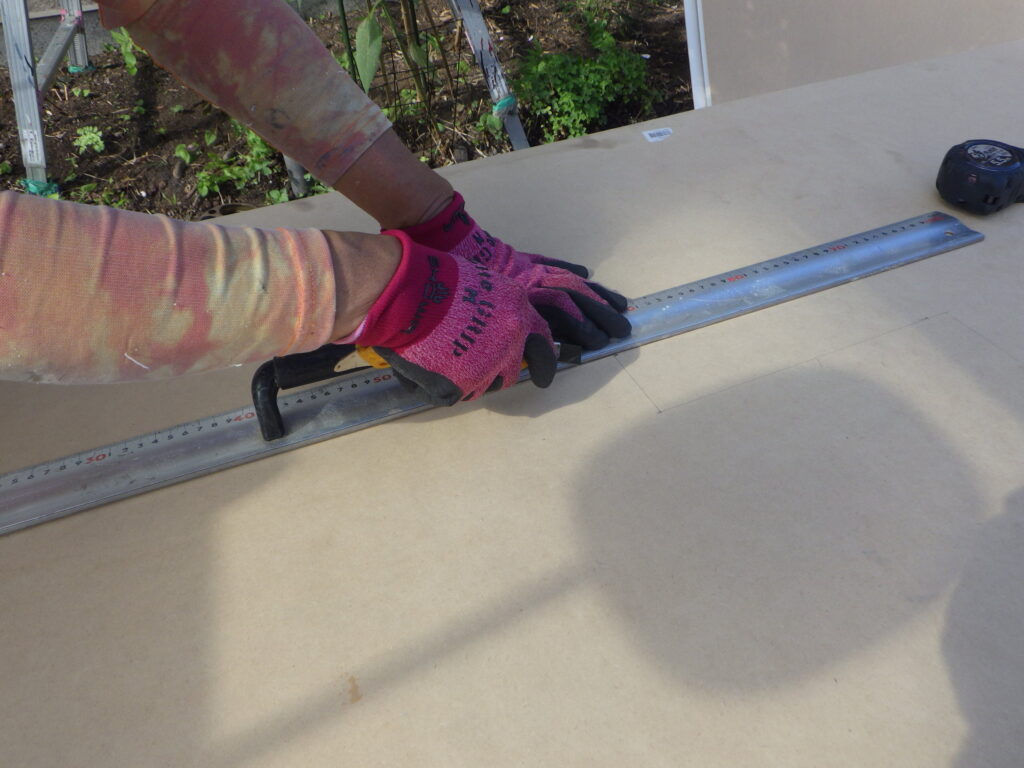 化粧べニアの加工中です