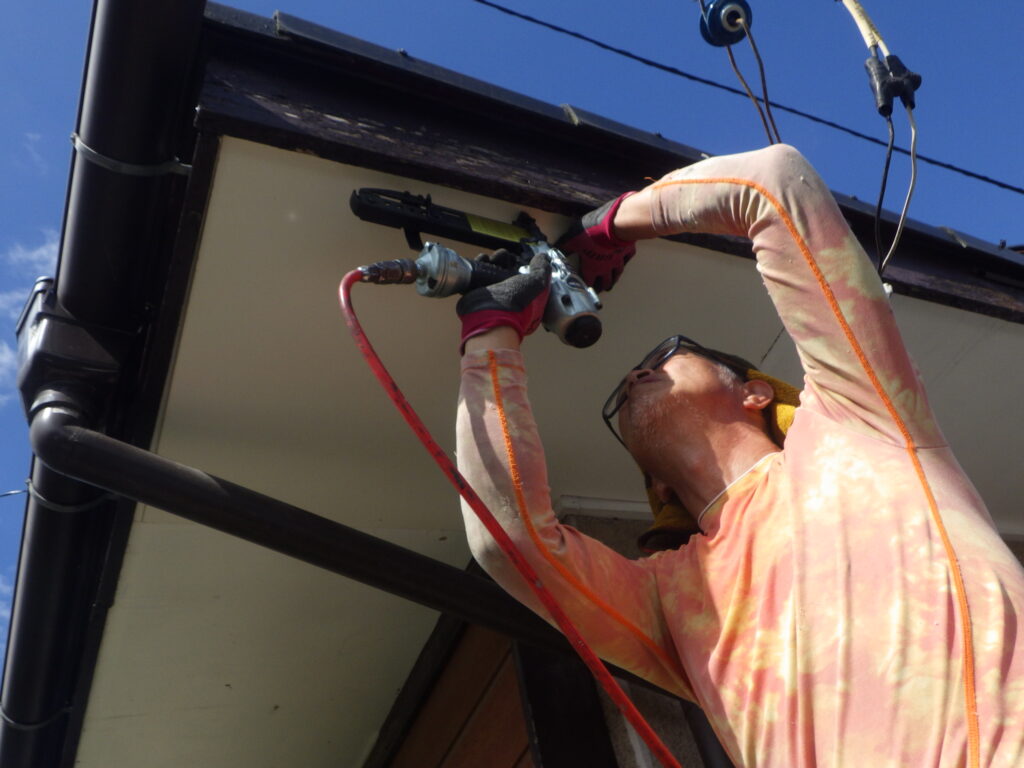 軒天の重ね貼り中です