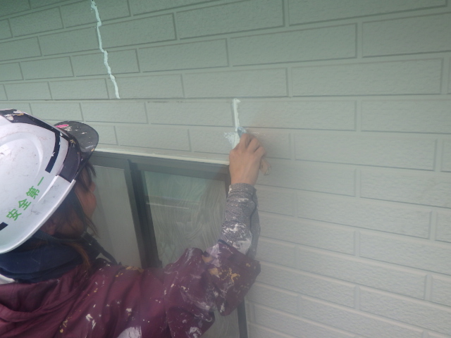 外壁ヒビの補修中です