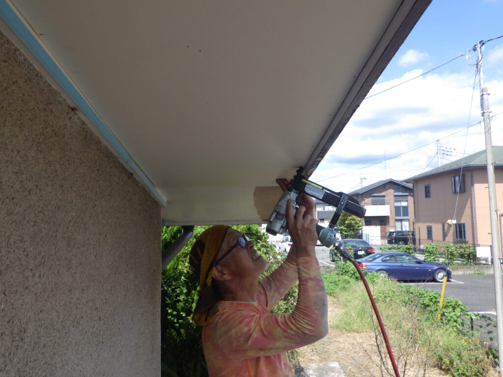 軒天の重ね貼り中です