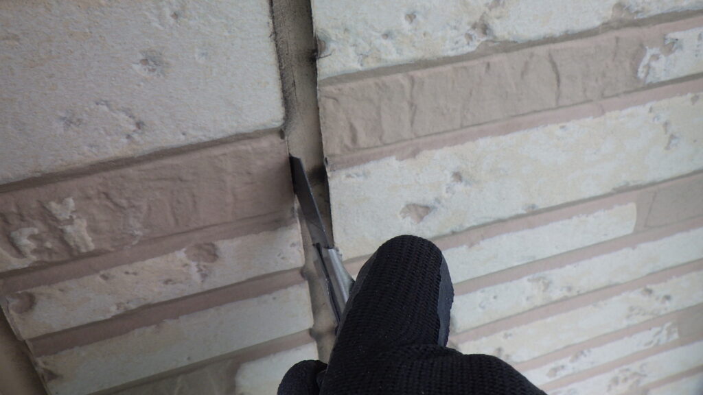 外壁目地の撤去中です