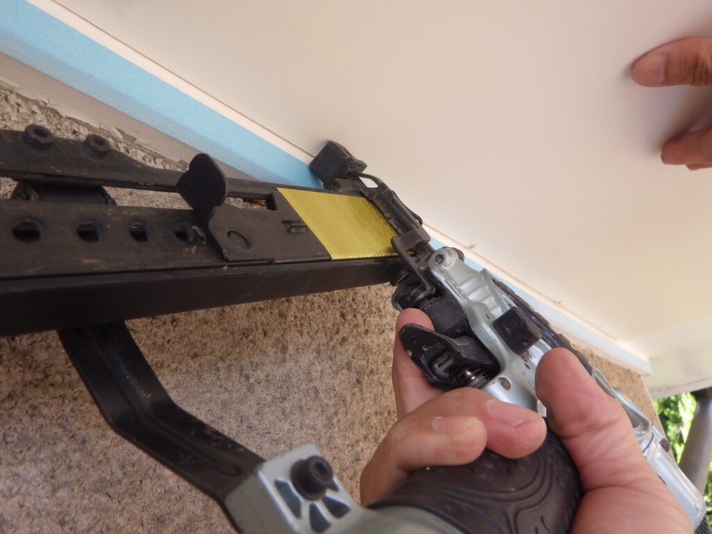 軒天の重ね貼り中です