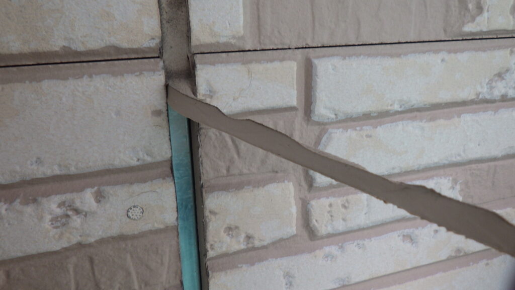 外壁目地の撤去中です