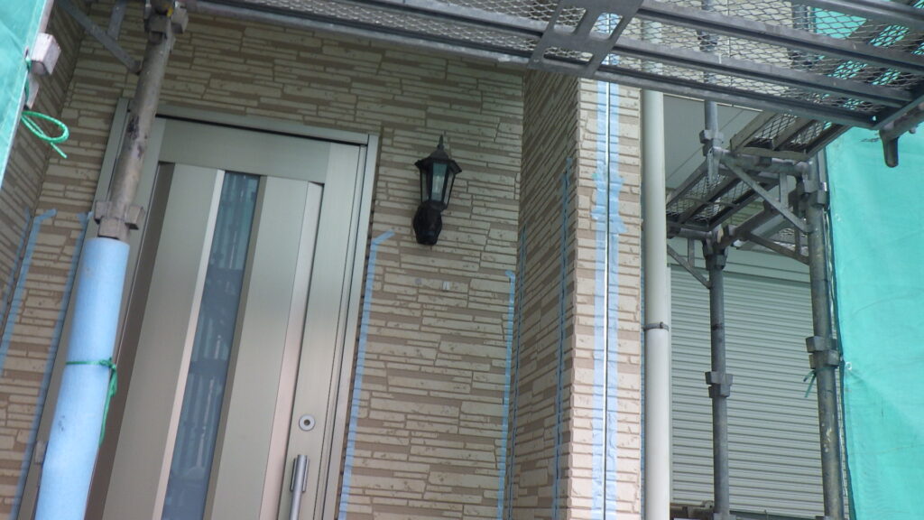 外壁目地のシーリング養生中です