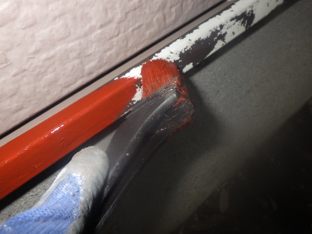 土台水切りの錆止め塗装中です