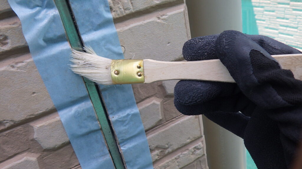 シーリング用プライマー塗布中です