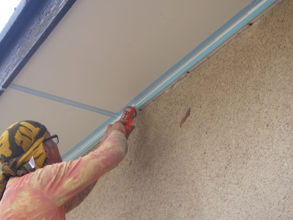 シーリングの塗布中です