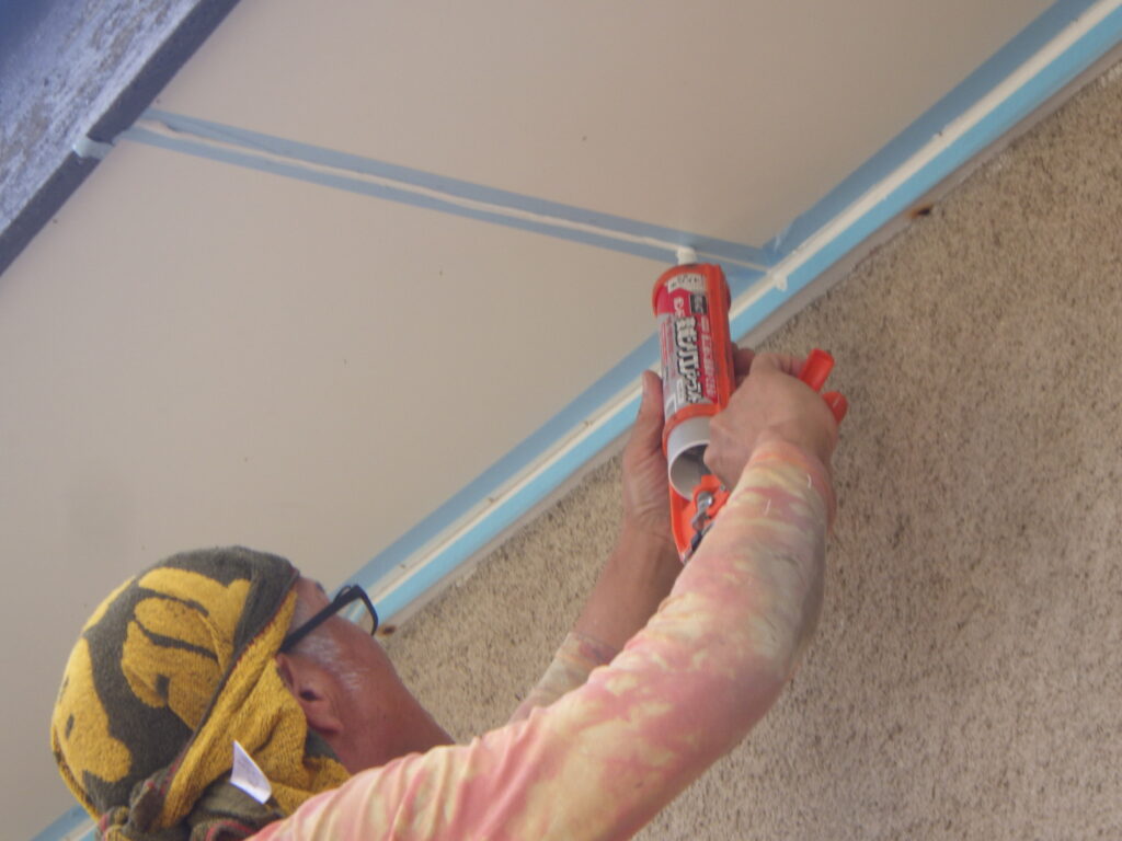 シーリングの塗布中です