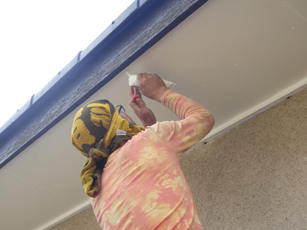 化粧べニア目地のシーリング中です