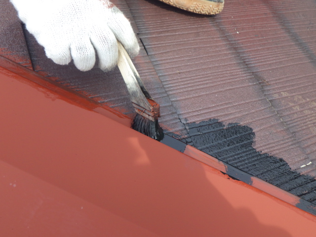 屋根中塗り塗装中です