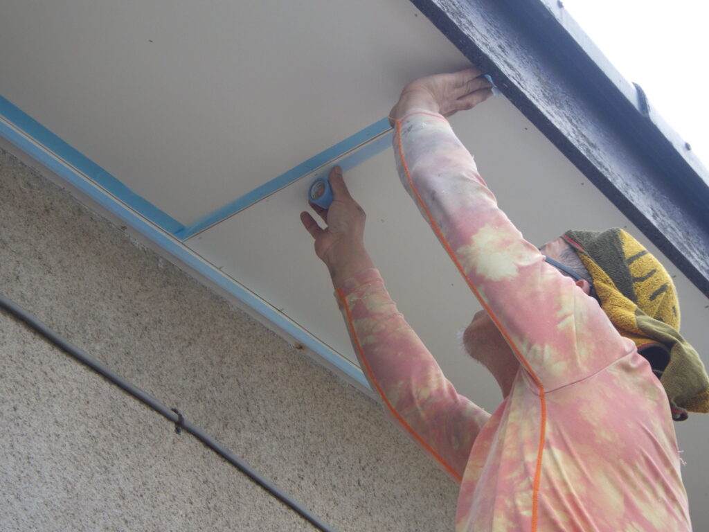 シーリング用のマスキング中です