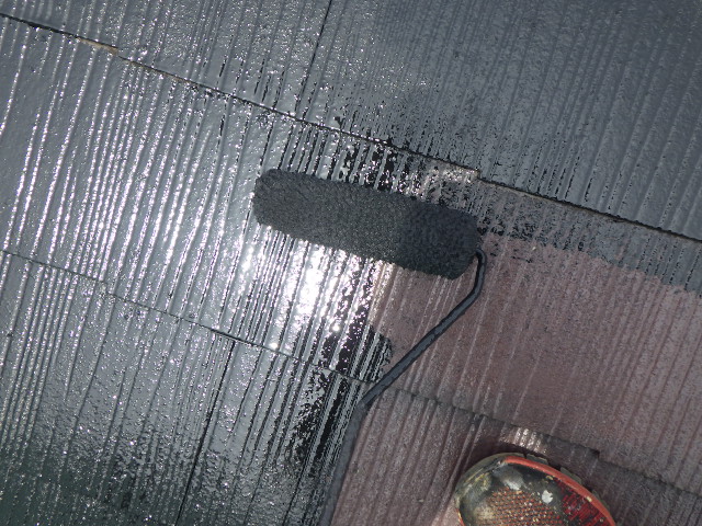 屋根中塗り塗装中です