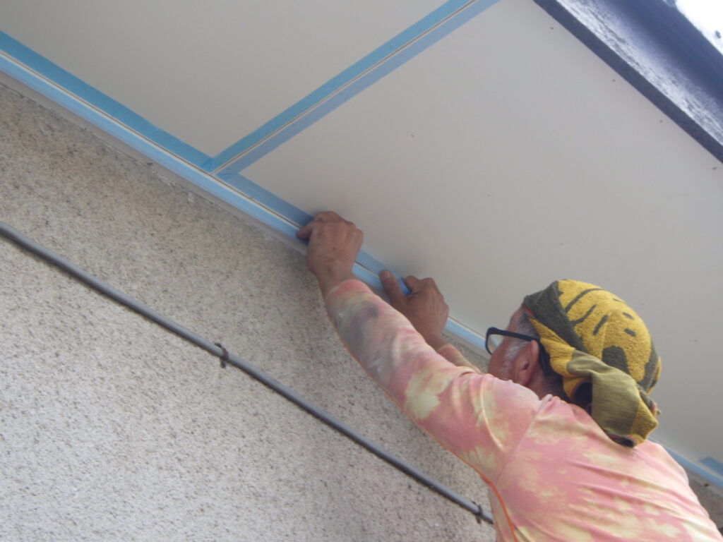 シーリング用のマスキング中です