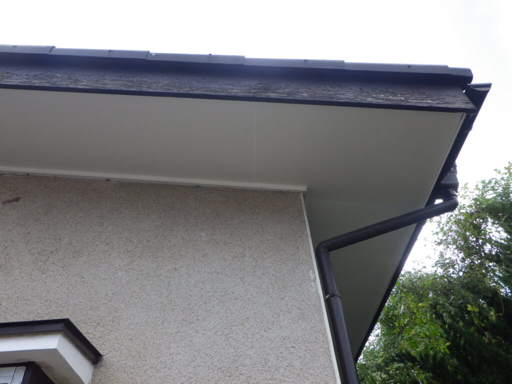 軒天の重ね貼りが終了しました