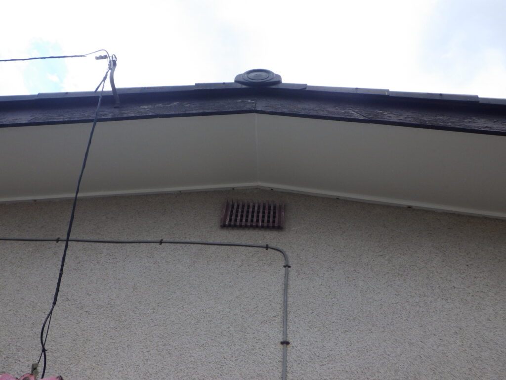 軒天の重ね貼りが終了しました